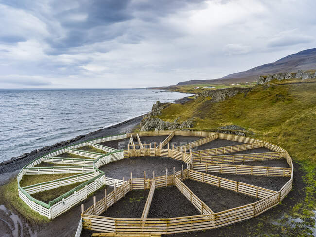 Круговая фермерская структура - вольеры для животных вдоль побережья; Хунапинг Вестра, Северо-Западный регион, Исландия — стоковое фото