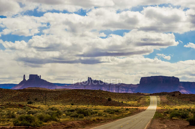 Silhouette di formazioni rocciose e scogliere in lontananza a Castle Valley; Utah, Stati Uniti d'America — Foto stock