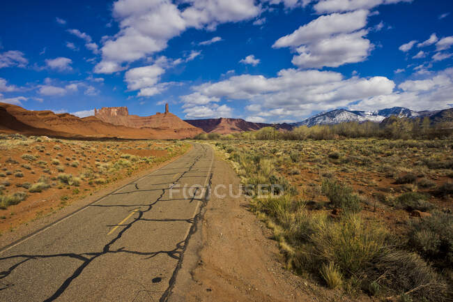 Road leading to Castleton Tower, Castle Valley; Utah, Estados Unidos de América - foto de stock