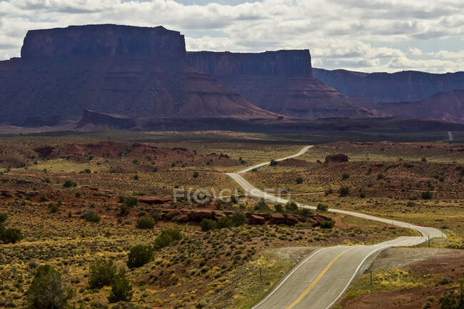 Route traversant Castle Valley ; Utah, États-Unis d'Amérique — Photo de stock