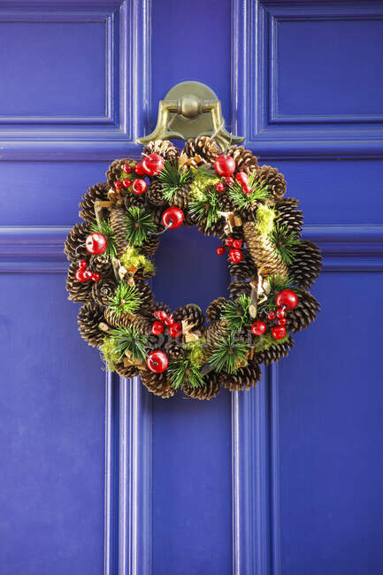 Decorative Christmas wreath on a blue house door; London, England — Stock Photo