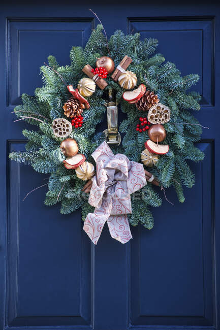 Ghirlanda di Natale decorativa su una porta di casa blu; Londra, Inghilterra — Foto stock