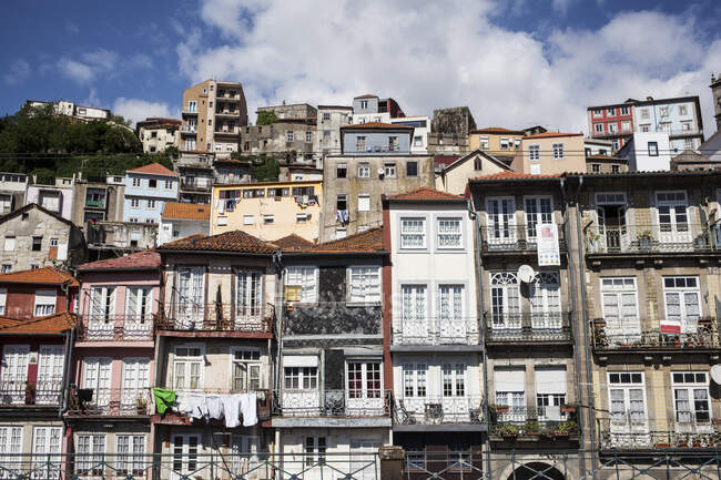 Старые дома; Порту, Португалия — стоковое фото