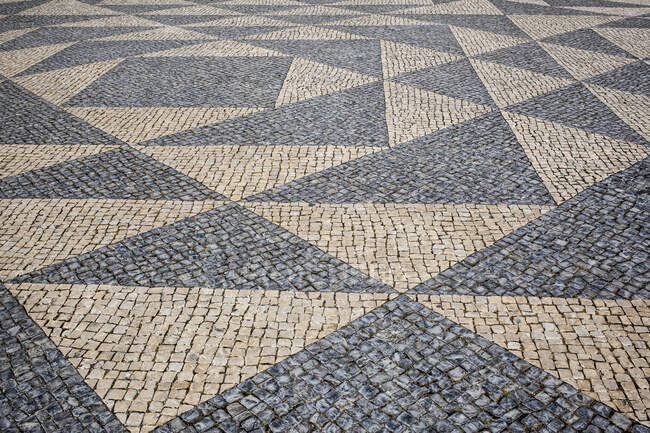 Azulejos tradicionais em padrões no chão; Lisboa, Portugal — Fotografia de Stock