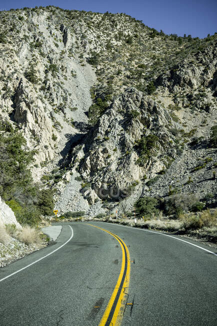 Highway 18 che attraversa terreni accidentati; California, Stati Uniti d'America — Foto stock