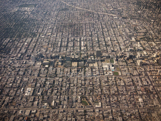 Vue aérienne du paysage urbain montrant des zones urbaines denses ; Los Angeles, Californie, États-Unis d'Amérique — Photo de stock