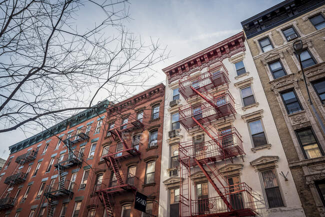 Immeubles avec escalier de secours ; Manhattan, New York, États-Unis d'Amérique — Photo de stock