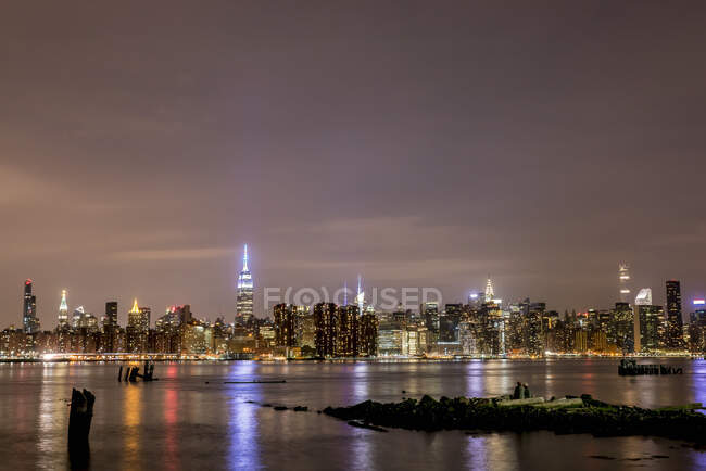 Ночной вид на Манхэттен из Вильямсбурга; Бруклин, Нью-Йорк, Соединенные Штаты Америки — стоковое фото