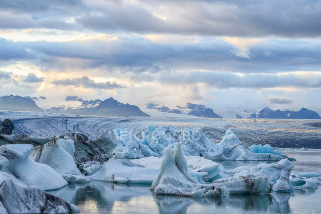 Ледяной покров в лагуне Йокулсарлон на юге Исландии; Исландия — стоковое фото