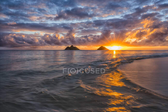 Sonnenaufgang über Lanikai Beach; Oahu, Hawaii, Vereinigte Staaten von Amerika — Stockfoto