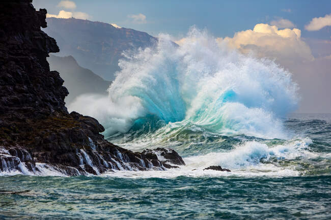 Grandes vagues sur la côte Na Pali des îles hawaïennes ; Kauai, Hawaï, États-Unis d'Amérique — Photo de stock
