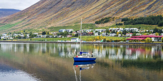 Ciudad de Isafjorour, en el municipio de Isafjaroarbaer; Isafjorour, Región de Westfjords, Islandia - foto de stock