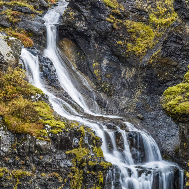 Глимур - второй по высоте водопад в Исландии с каскадом водопадов 198 метров; Хвалыарсвенд, Столичный регион, Исландия — стоковое фото