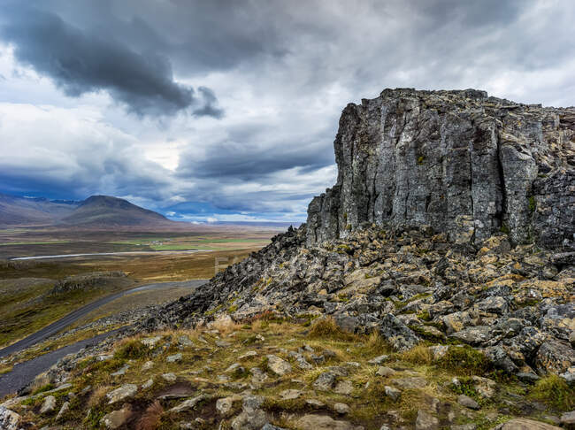 Borgarvirki, a 177 metros sobre el nivel del mar que domina la región circundante. Hecho de estratos de basalto, utilizado como fortaleza durante siglos; Vestra Hunaping, Región Noroeste, Islandia - foto de stock