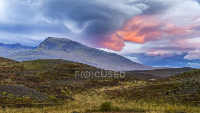 Paisaje en el norte de Islandia con brillantes nubes rosadas al atardecer; Vestra Hunaping, Región Noroeste, Islandia - foto de stock