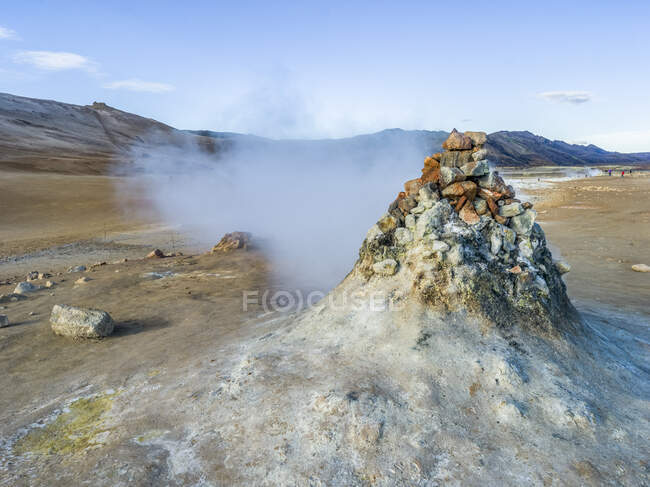Геотермальная зона, известная своими бурлящими лужами грязи и парящими фумаролами, выделяющими серный газ; Скутустадареппур, Северо-Восточная область, Исландия — стоковое фото