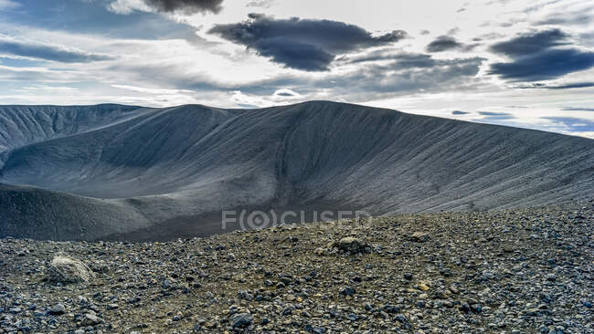 Кратер Хверфьолл, конус тефры или вулкан в Северной Исландии. Скутустадахреппур, Северный регион, Исландия — стоковое фото