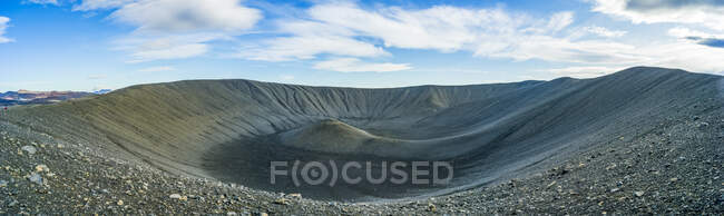 A cratera Hverfjall, um cone de tephra ou vulcão de anel de tufo no norte da Islândia. A cratera tem aproximadamente 1 quilômetro de diâmetro; Skutustadahreppur, Região Nordeste, Islândia — Fotografia de Stock