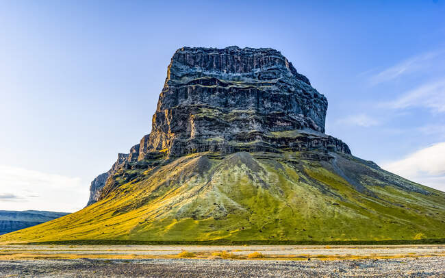 Formación rocosa robusta en el sur de Islandia; Skaftarhreppur, Región Sur, Islandia - foto de stock