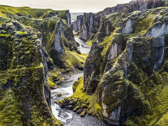Fjadrargljufur magnífico y enorme cañón, a unos 100 metros de profundidad y unos dos kilómetros de largo. El cañón tiene paredes escarpadas; Skaftarhreppur, Región Sur, Islandia - foto de stock