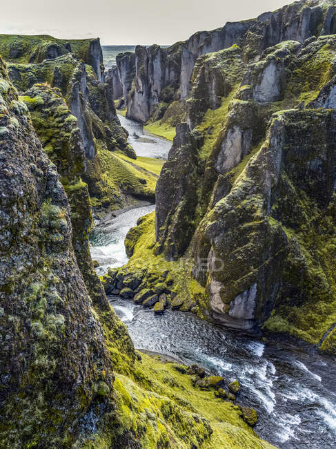 Fjadrargljufur чудовий і масивний каньйон, близько 100 метрів завглибшки і близько двох кілометрів завдовжки. Skaftarhreppur, Southern Region, Iceland — стокове фото