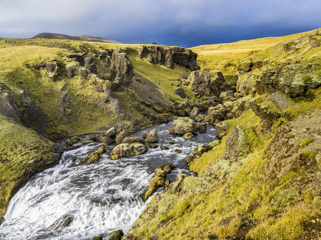 Skogafoss one of Icelands biggest and most beautiful waterfalls with an astounding width of 25 meters and a drop of 60 meters; Rangarping eystra, Southern Region, Iceland — Stock Photo