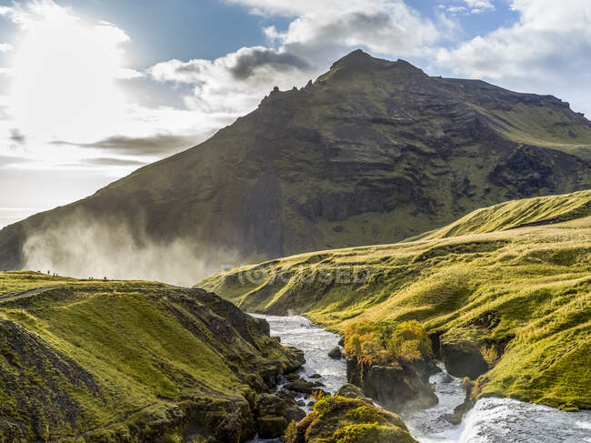 Скогафос - один з найбільших і найкрасивіших водоспадів Ісландії з вражаючою шириною 25 метрів і падінням 60 метрів; річище Естра (Південна область, Ісландія). — стокове фото