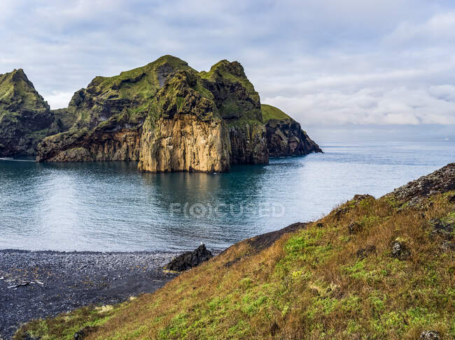 Rugged rock and cliffs along the coastline of the island of Heimaey, a part of an archipelago along the Southern coast of Iceland; Vestmannaeyjar, Southern Region, Iceland — Stock Photo