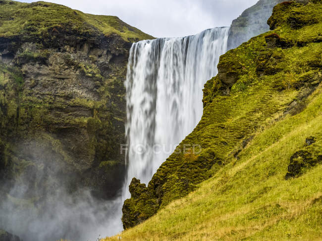 Skogafoss einer der größten und schönsten Wasserfälle mit einer erstaunlichen Breite von 25 Metern und einer Fallhöhe von 60 Metern; Southern Region, Island — Stockfoto