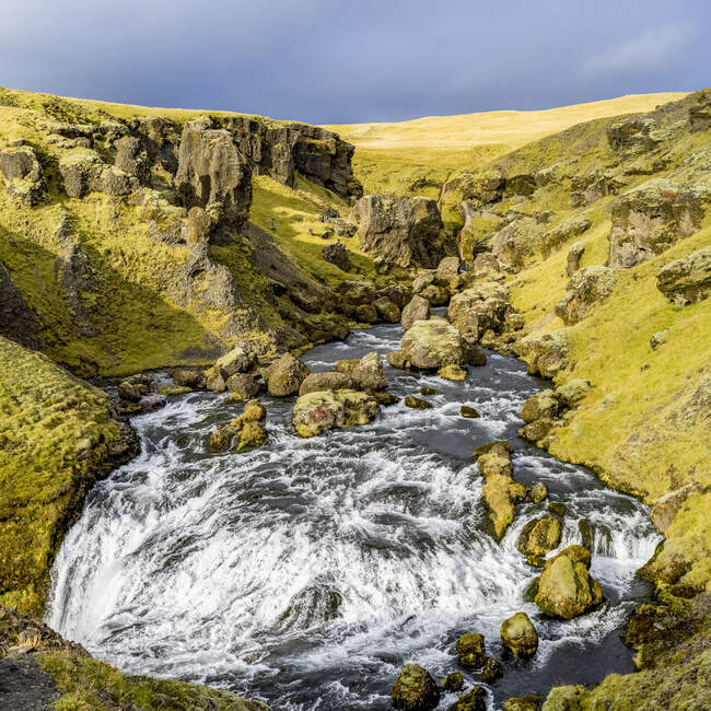Skogafoss uma das maiores e mais belas cachoeiras islandesas com uma largura surpreendente de 25 metros e uma queda de 60 metros; Rangarping eystra, Região Sul, Islândia — Fotografia de Stock