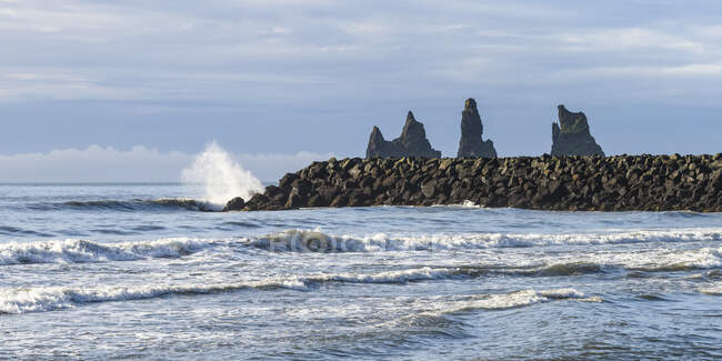 Formations rocheuses culminantes le long de la côte à la ville de Vik i Myrdal ; Myrdalshreppur, région du Sud, Islande — Photo de stock