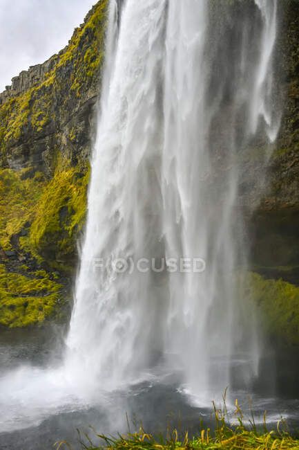 Seljalandsfoss una de las cascadas más conocidas de Islandia. Un sendero te lleva detrás de la cascada; Rangarping eystra, Región Sur, Islandia - foto de stock