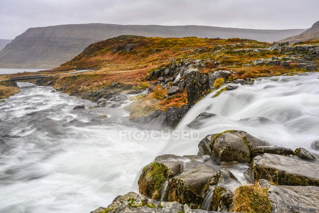 Dynjandi (auch bekannt als Fjallfoss) Reihe von Wasserfällen in den Westfjorden, Island. Die Wasserfälle haben eine Gesamthöhe von 100 Metern; Isafjardarbaer, Westfjorde, Island — Stockfoto