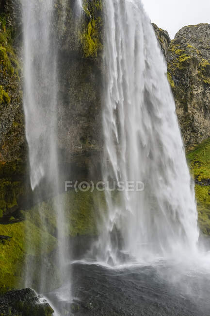 Seljalandsfoss é uma das cachoeiras mais conhecidas da Islândia. Rangarping eystra, Região Sul, Islândia — Fotografia de Stock