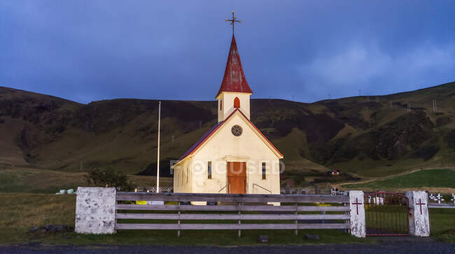 Una chiesa con torre in un remoto villaggio sul mare nel sud dell'Islanda; Islanda — Foto stock