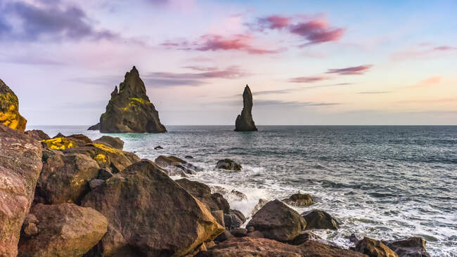 Pilhas de mar e águas oceânicas tranquilas ao longo da costa do sul da Islândia; Myrdalshreppur, região sul, Islândia — Fotografia de Stock