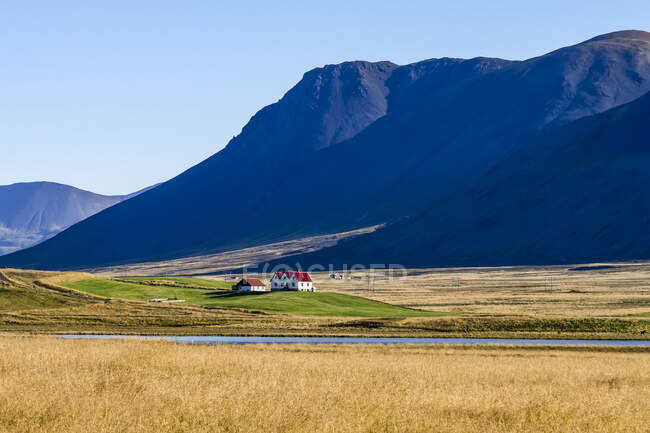 Maisons dans une région reculée du nord-ouest de l'Islande ; Hunaping vestra, région du nord-ouest, Islande — Photo de stock