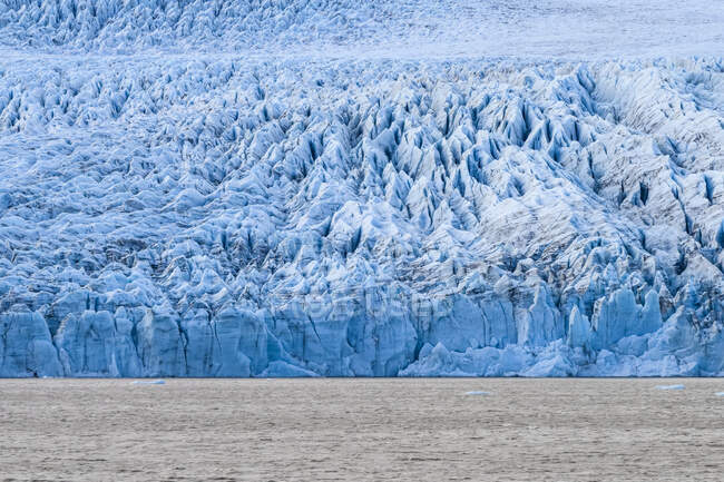 Ледник Vatnajokull, ледниковая лагуна Fjallsarlon; Hornafjorour, Восточный регион, Исландия — стоковое фото