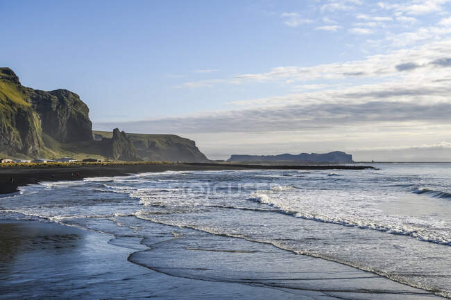Coastline e la città di Vik nel sud dell'Islanda; Myrdalshreppur, Regione meridionale, Islanda — Foto stock