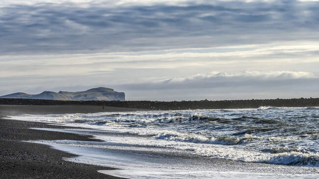 O litoral do sul da Islândia com uma praia de areia preta; Myrdalshreppur, região sul, Islândia — Fotografia de Stock