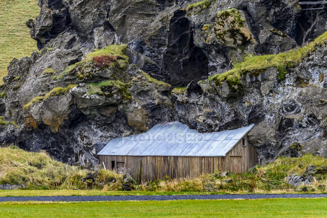 Edificio costruito in robusto affioramento roccioso; Rangarping eystra, Regione meridionale, Islanda — Foto stock