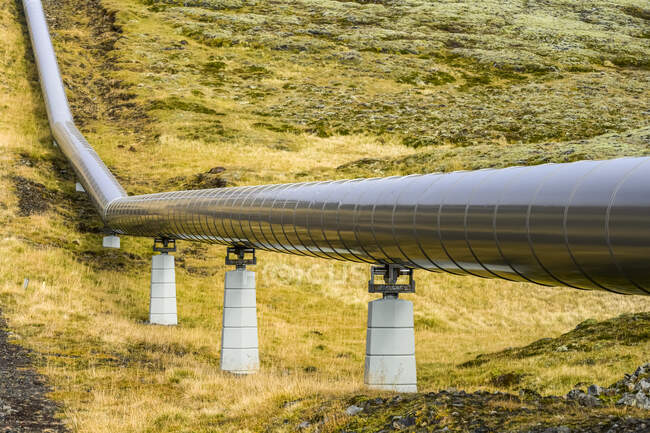 Трубопровод на склоне холма; Исландия — стоковое фото
