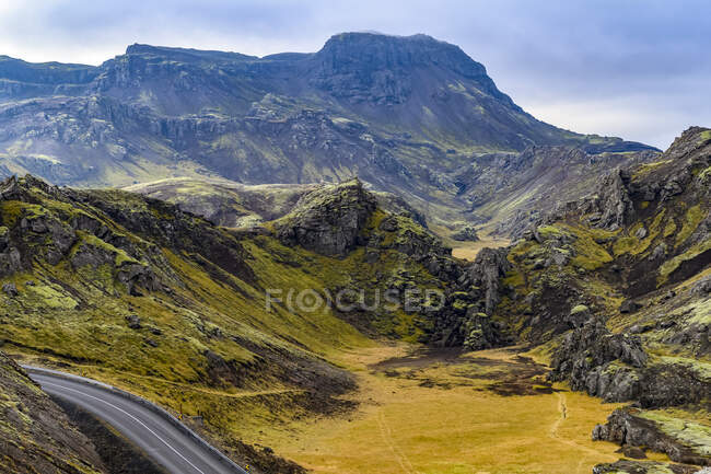 Strada tortuosa attraverso un paesaggio accidentato nel sud dell'Islanda; Grimsnes- og Grafningshreppur, Regione meridionale, Islanda — Foto stock