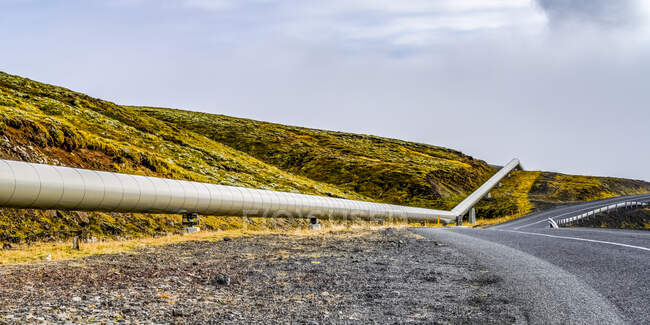 Трубопровод вдоль дороги; Исландия — стоковое фото