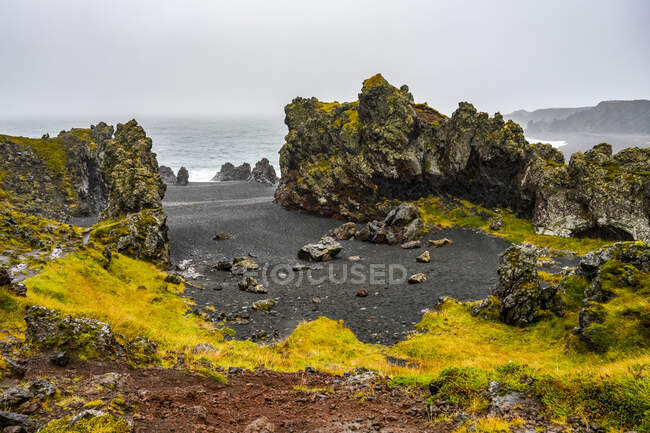 Djupalonssandur baía em forma de arco de penhascos escuros e areia preta, localizada na Península de Snaefellsnes, no oeste da Islândia. — Fotografia de Stock
