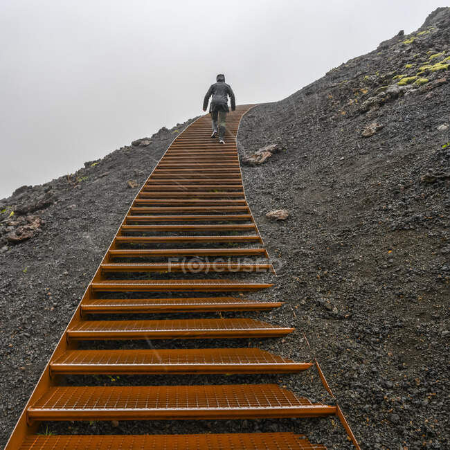 Metalltreppen auf Vulkangestein im Regen erklimmen; Snaefellsbaer, Western Region, Island — Stockfoto