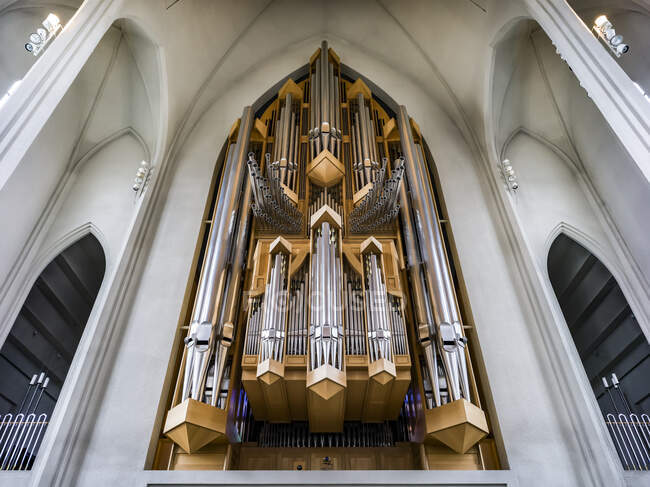 Órgão de tubulação em Hallgrimskirkja, uma igreja paroquial luterana em Reykjavik; Reykjavik, Reykjavik, Islândia — Fotografia de Stock