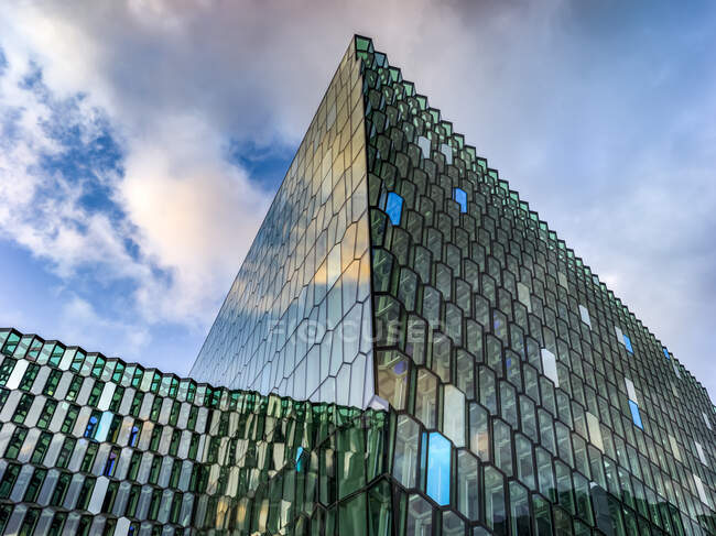 Harpa Concert Hall and Conference Centre, ein moderner gläserner Wabenkonzertsaal und Konferenzzentrum mit Nationaloper und Symphonie; Reykjavik, Reykjavik, Island — Stockfoto