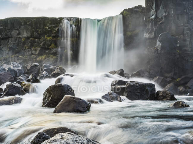 Cachoeira Oxarfoss em Thingvellir, um local histórico e parque nacional. — Fotografia de Stock