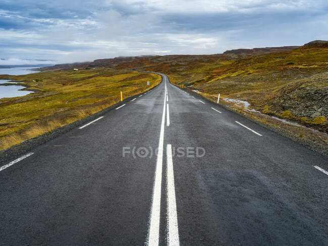 Strada asfaltata che costeggia l'Islanda nordoccidentale; Hunaping vestra, regione nordoccidentale, Islanda — Foto stock